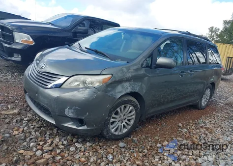 2011 Toyota Sienna Xle V6 z USA, uszkodzony, nr VIN 5TDYK3DC8BS128232